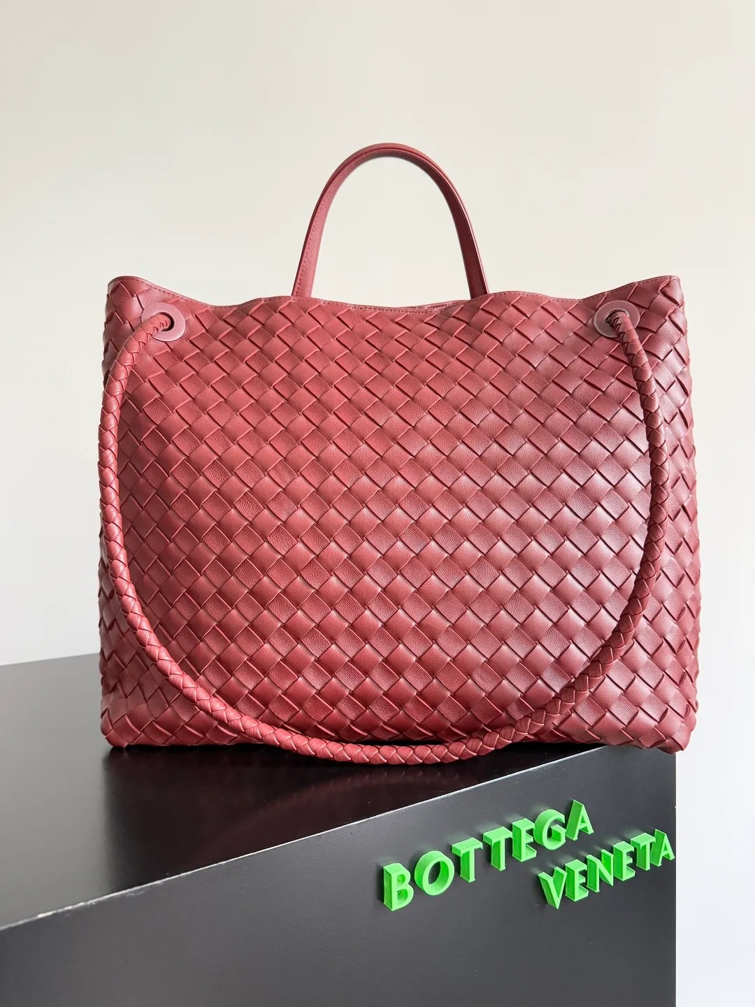 Batch 3760 Recently, the same style of bag that celebrities love is both high-end and practical. Michelle Yeoh, Kim Namjoon, Jing Boran, Tong Liya, Sun Qian, Wu Qianyu, Du Juan, Ma Yili and Bai Baihe are all carrying Bottega Veneta summer series Andiamo handbags. Andiamo has a simple structure and rounded lines. The whole piece is made of Nappa leather. It is comfortable, soft and dynamic. It adds interest to daily life and can be easily matched with various styles. Andiamo handbags are available in three sizes: small, medium and large. There are many colors to choose from, which can meet different needs. You can really carry it whether it is daily or attending events. Style number: 743575 Size: 45*22*34cm